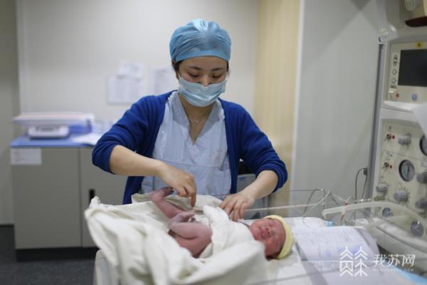 全国整体疫情已进入低流行水平，医疗秩序全面恢复(图3)