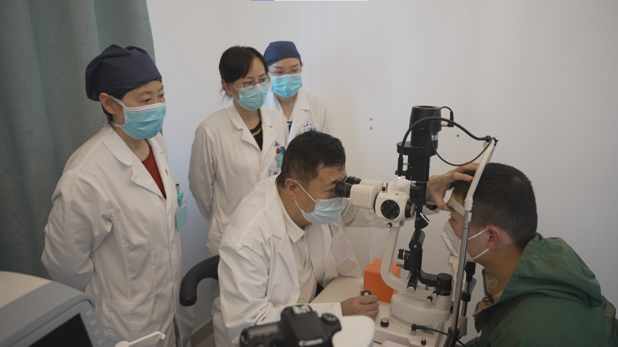 点击图片进入下一页 西安交大一附院眼科成功开展西北首例青光眼微创内路三联手术