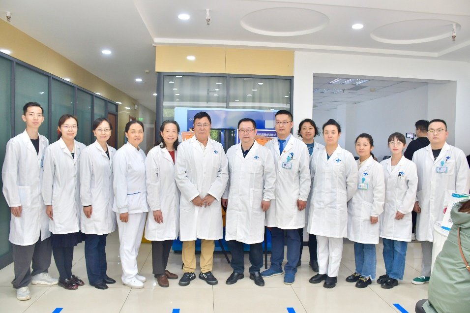 点击图片进入下一页 西安交大一附院眼科成功开展西北首例青光眼微创内路三联手术