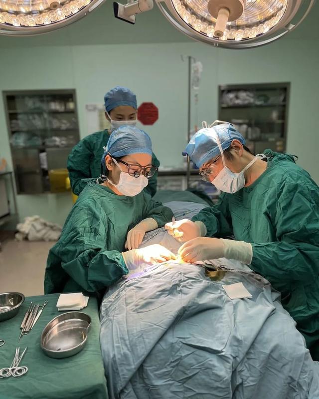 医疗帮扶助力沪藏情谊，杨浦医护人员为藏族女孩“雕刻”未来(图1)